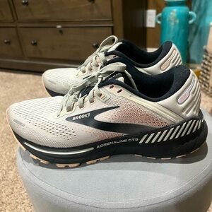 Women’s Brooks Adrenaline Running Shoes Size 7.5